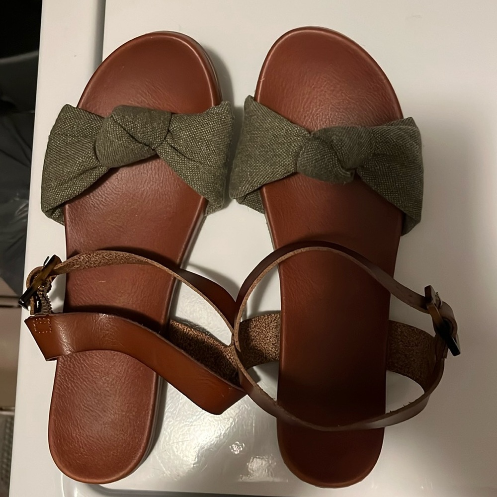 Sandals with a bow